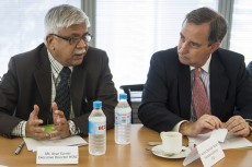 Arun Kumar, director ejecutivo de la HSRC (izq.) y Alonso Dezcallar
