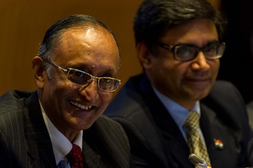El ministro de Finanzas, Comercio e Industria del estado indio de West Bengal, Amit Mitra, y el embajador de India, Vikram Misri