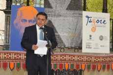 India's Ambassador to Spain, Mr. Sunil Lal, at the opening of the Universo Tagore at the Hay Festival Segovia 2011