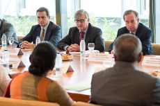Reunión de los parlamentarios indios con el secretario de Estado de Asuntos Exteriores, Ignacio Ybañez