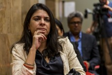 Sonia Singh escuchas las explicaciones del director de gabinete del Instituto Cervantes.