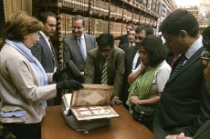 Los Líderes Indios pudieron ver en la biblioteca de la universidad un manuscrito del 970 d.C. Su biblioteca alberga 12.000 volúmenes. 