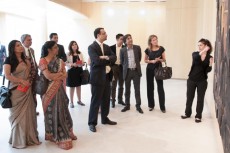 Los Futuros Líderes Indios durante la visita guiada a la galería de arte del Banco Santander.