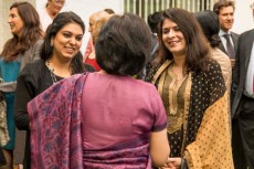 Shweta Kohli (izq.) y Sonia Singh (dcha.) durante la recepción en la Embajada.