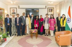 Foto de familia del encuentro privado que mantuvieron los líderes indios con el embajador de India, Sunil Lal.
