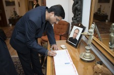 Rajiv Yeravdekar durante su firma en la residencia del embajador