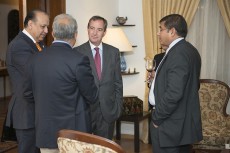 El secretario general de la FCEI, Alonso Dezcallar (ctr.), conversó con el resto de invitados