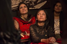 Sonia Singh y Shaili Chopra pudieron admirar la belleza del espectáculo flamenco.