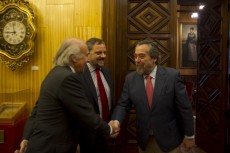 Juan Alberto Belloch saluda a Antonio Escámez, presidente de la FCEI.