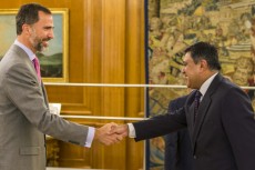 Sunil Lal, embajador de la India en España saluda a don Felipe.