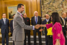 Sonia Singh recibe el saludo de S.A.R. el Príncipe don Felipe.