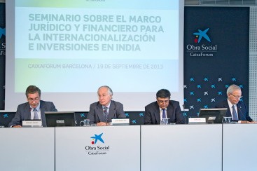 Juan María Nin (segundo por la izquierda), vicepresidente y consejero delegado de CaixaBank y vicepresidente de la FCEI, inauguró el seminario.