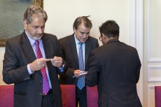 Federico Morán, secretario general de Universidades, recibe la tarjeta de uno de los Líderes Indios