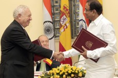 El ministro de Asuntos Exteriores, José Manuel García-Margallo estrecha la mano durante la firma del protocolo de prevención de la evasión fiscal al ministro de Economía indio, P. Chidambaram.