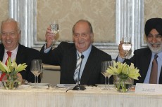 El rey Juan Carlos, junto al ministro de Asuntos Exteriores, José Manuel García-Margallo (i), y el empresario indio Analjit Singh (d) durante el almuerzo con empresarios indios y españoles.