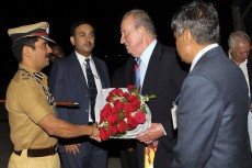 Llegada del monarca, don Juan Carlos, al aeropuerto Chattrapati Shivaji, en Bombay, donde es saludado por un miembro de la delegación del Ministerio de Exteriores indio.