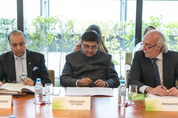 Sunil Lal, embajador de España en India (centro) y Antonio Escámez (dcha.)