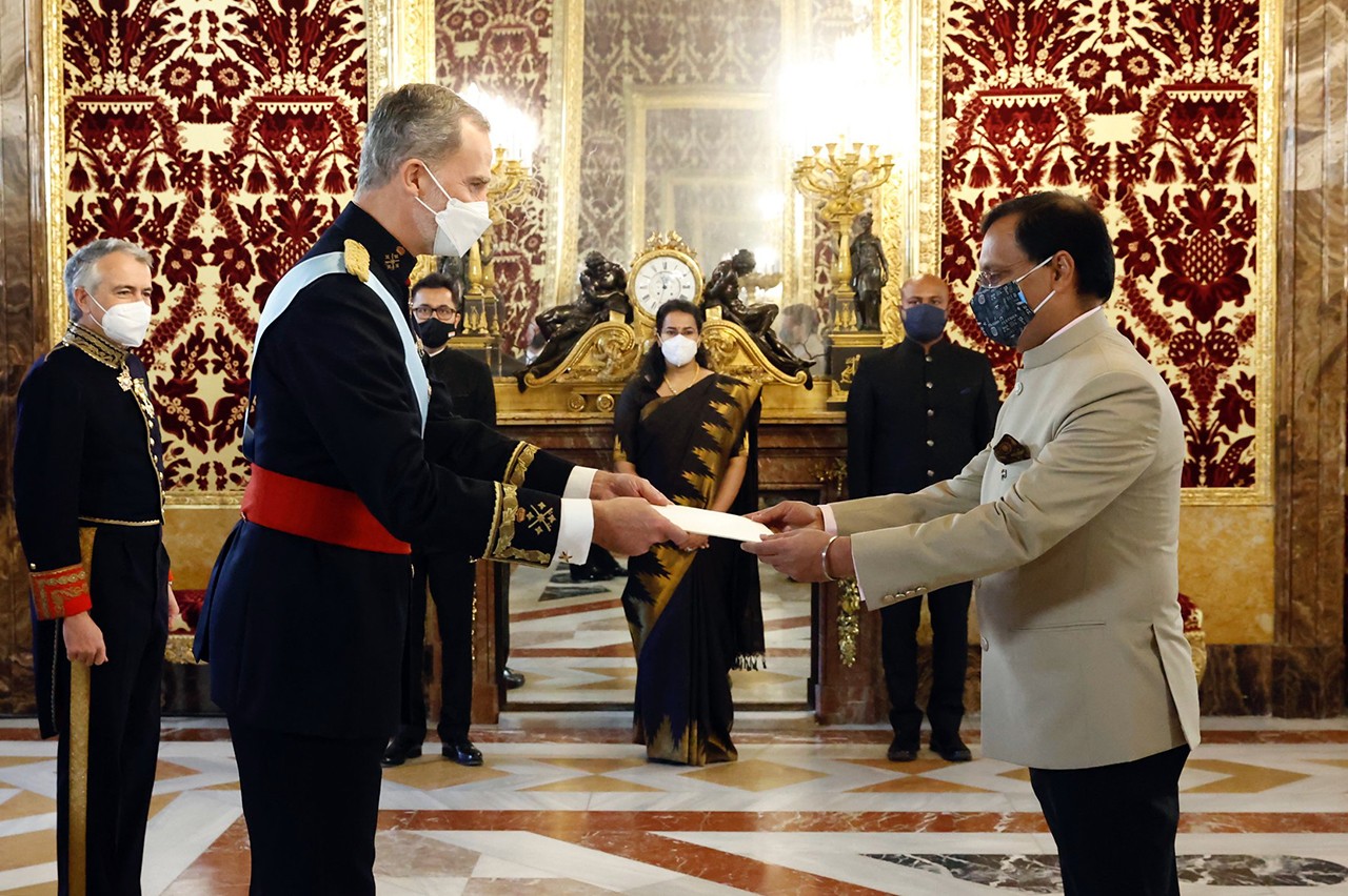 El embajador de India entrega ante el Rey sus Cartas Credenciales