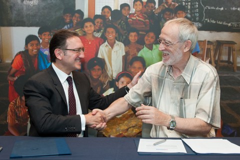 La Caixa firma un acuerdo de colaboración con la Fundación Vicente Ferrer
