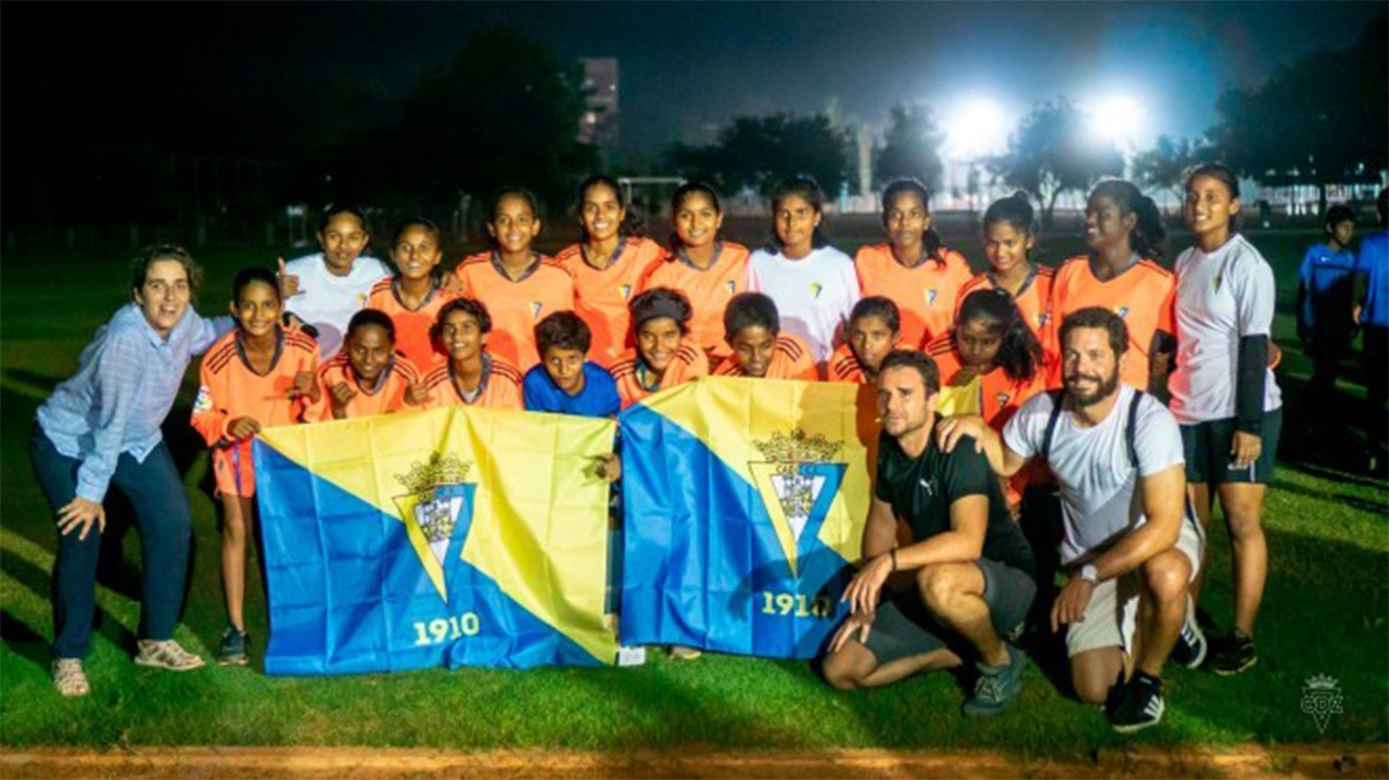 El Cádiz CF dona material deportivo a la India